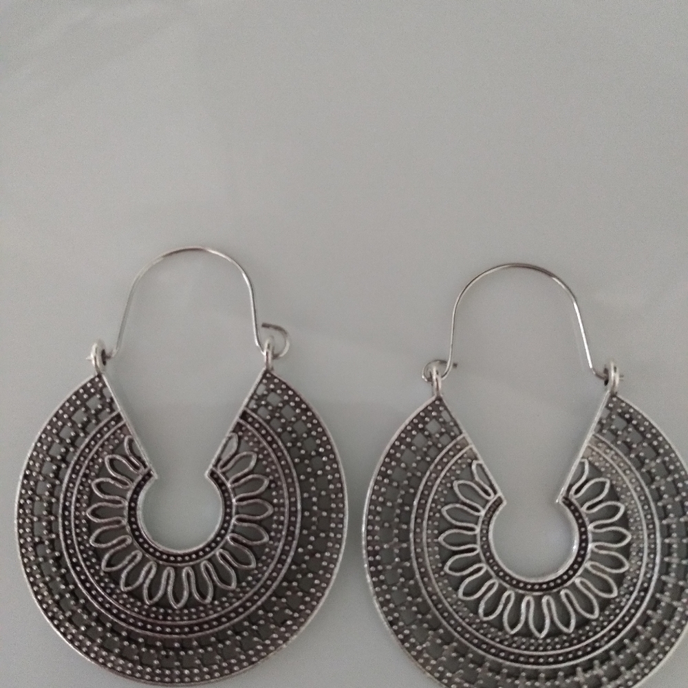 Earings - Picture 3 of 3